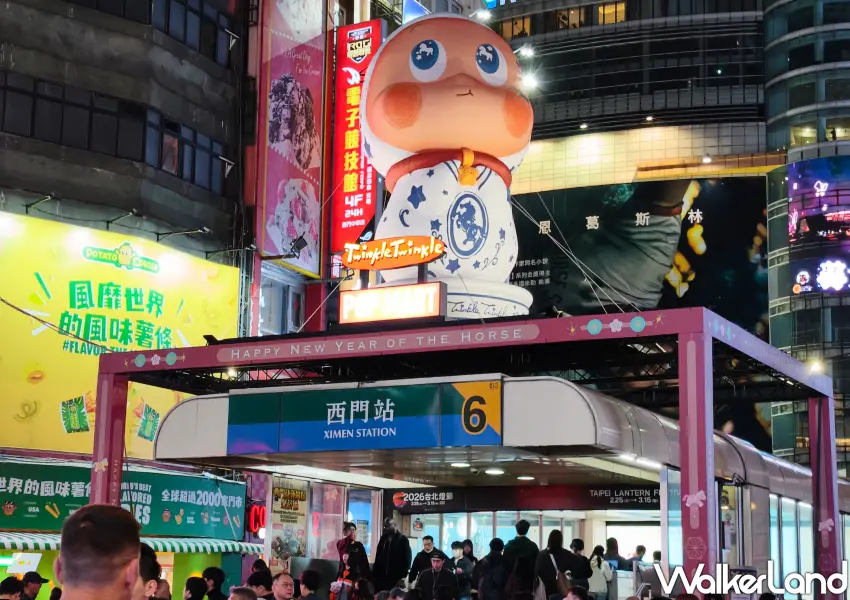 ▲捷運西門站6號出口地標，超吸睛的巨大 泡泡瑪特 IP燈組迎接賞燈人潮。