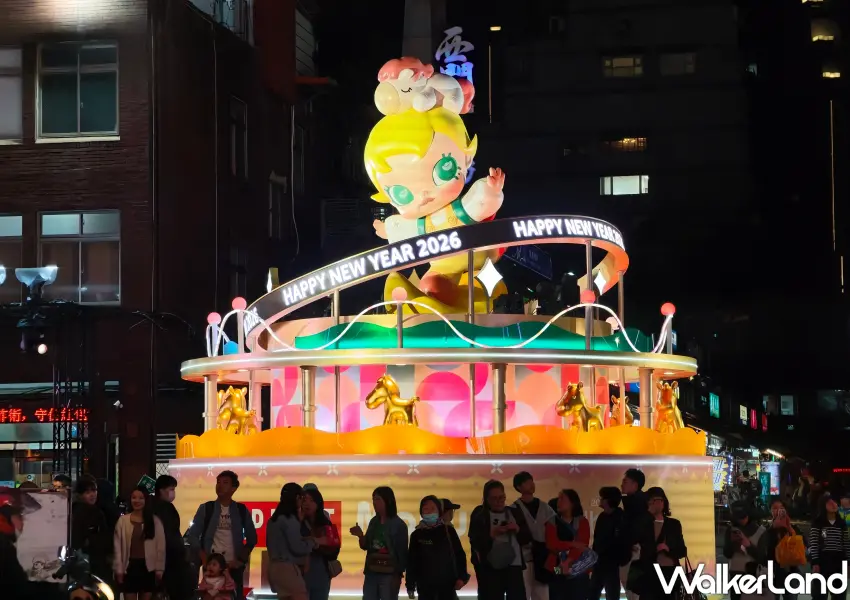 ▲Baby Molly以搖擺俏皮形態現身，360度旋轉的動態燈飾象徵驚喜隨之而來。(攝影：鄭雅之)