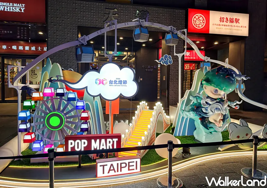 ▲DIMOO逐雲而行，背景巧妙融入貓空纜車與大湖公園錦帶橋等台北地標。(攝影：鄭雅之)