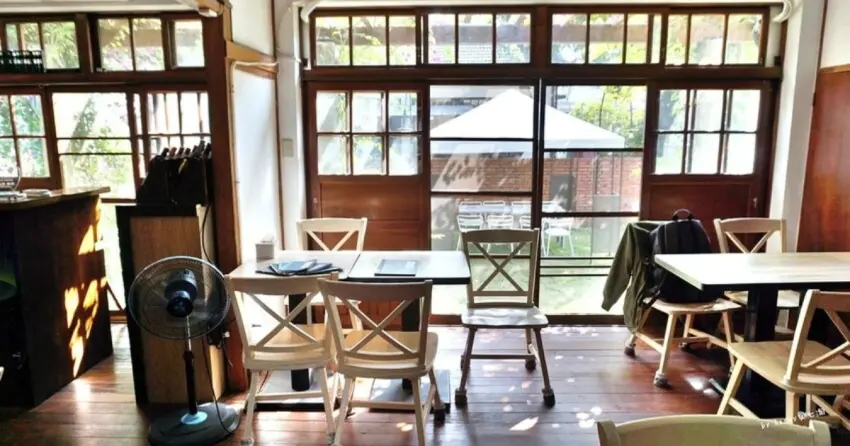 ▲位於勝利星村的「阿漢私廚」,空間保留老屋木造結構與大片窗景,陽光灑落室內,氛圍溫暖又靜謐。