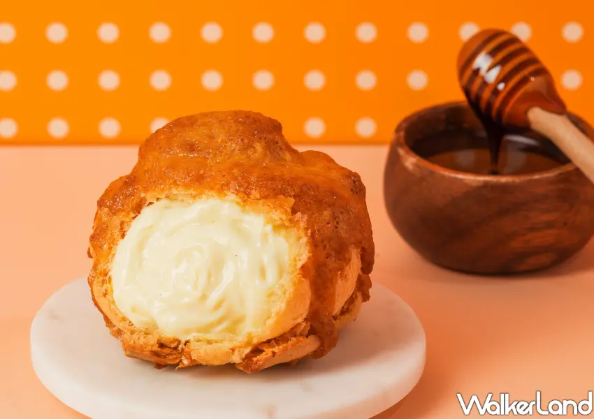 ▲在社群引發熱議的蜂蜜奶油派皮，表層刷上沾醬後烘烤，散發厚實蜂蜜香氣。