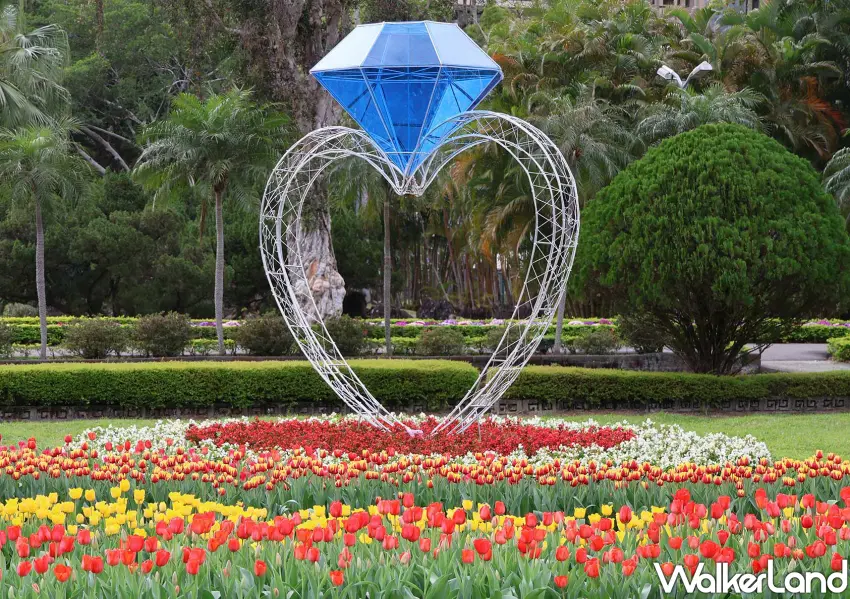 ▲巨型藍色鑽戒一旁圍繞著繽紛鬱金香花海，充滿儀式感的裝置是來到士林官邸鬱金香展必拍裝置藝術。