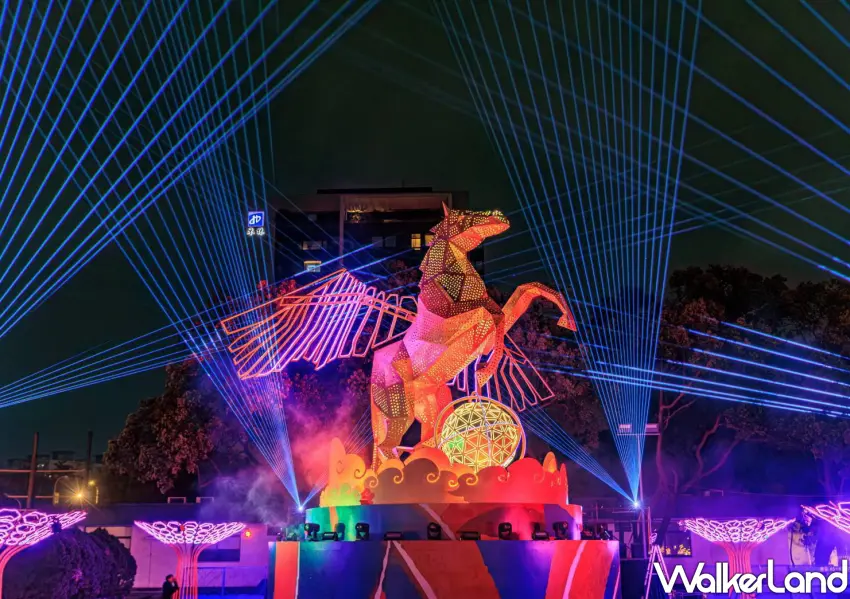 ▲2026桃園燈會機械飛馬主燈秀結合雷射、煙霧與五幕沉浸式劇本演出。