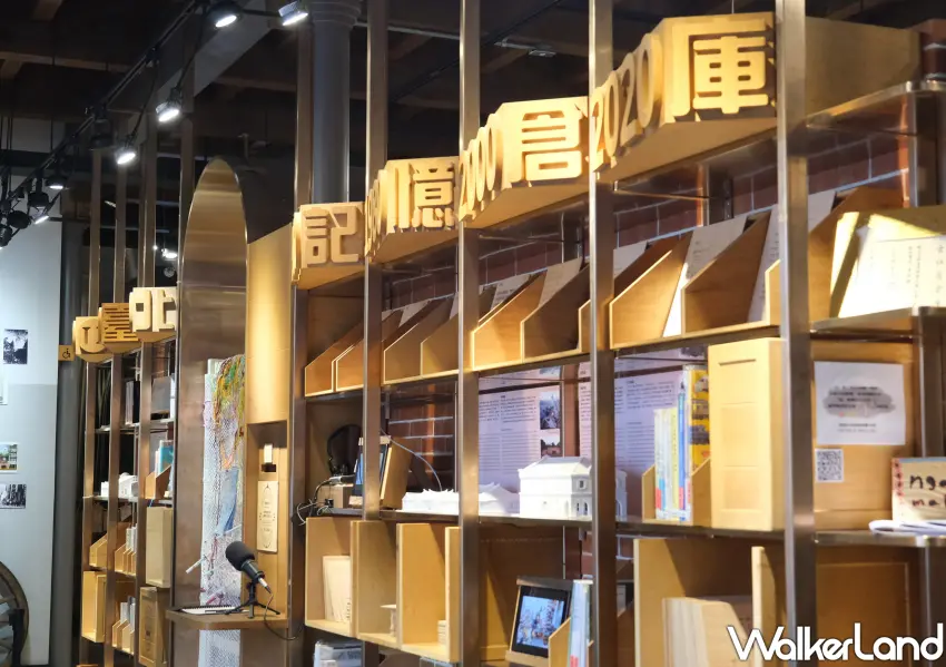 ▲以巨大的木質字體標示「臺北記憶倉庫」，結合具有設計感的展示層架，將枯燥的歷史轉化為視覺化的美學空間。(攝影：鄭雅之)