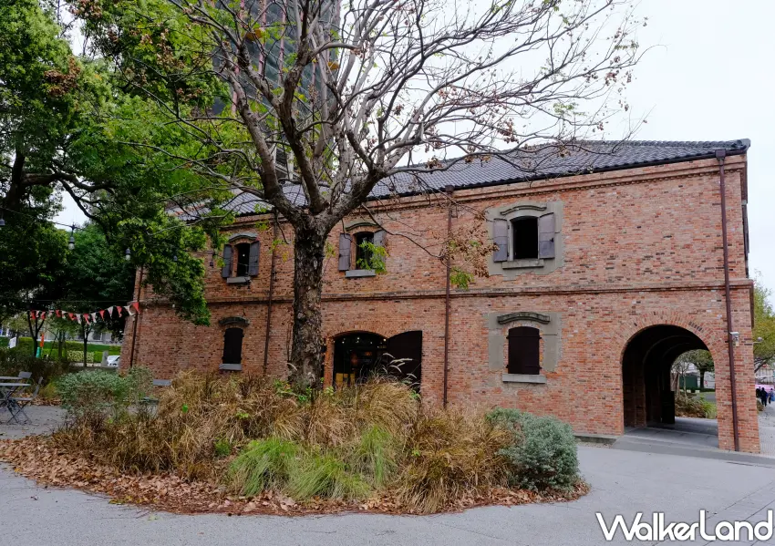 ▲兩層樓高的紅磚造建築，復古的木質窗櫺與厚實牆面，在老樹綠蔭的掩映下散發出濃厚的歷史韻味。(攝影：鄭雅之)