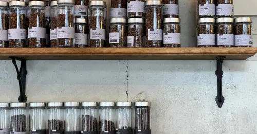 淺焙咖啡愛好者不能錯過！朝聖GLITCH 東京神保町發跡店，一杯把淺焙的清澈沖到極致的咖啡。