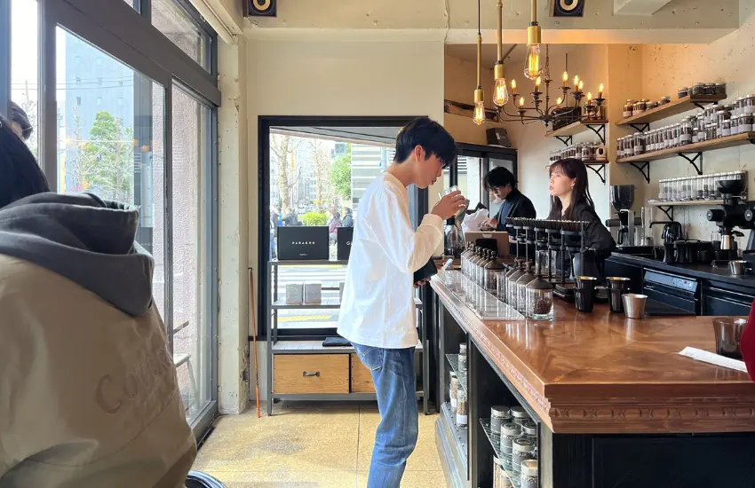 ▲GLITCH COFFEE&ROASTERS空間乾淨、俐落，帶著某種氣場的高級感。