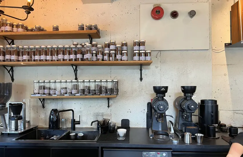 ▲木質櫃台、層架與玻璃罐，配上整齊排列的豆袋與器具，所有陳列都遵循一種讓人一眼就明白規則的秩序感。