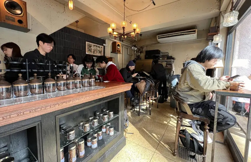 ▲店內不大，卻保留了很大比例的空間放置烘豆設備。