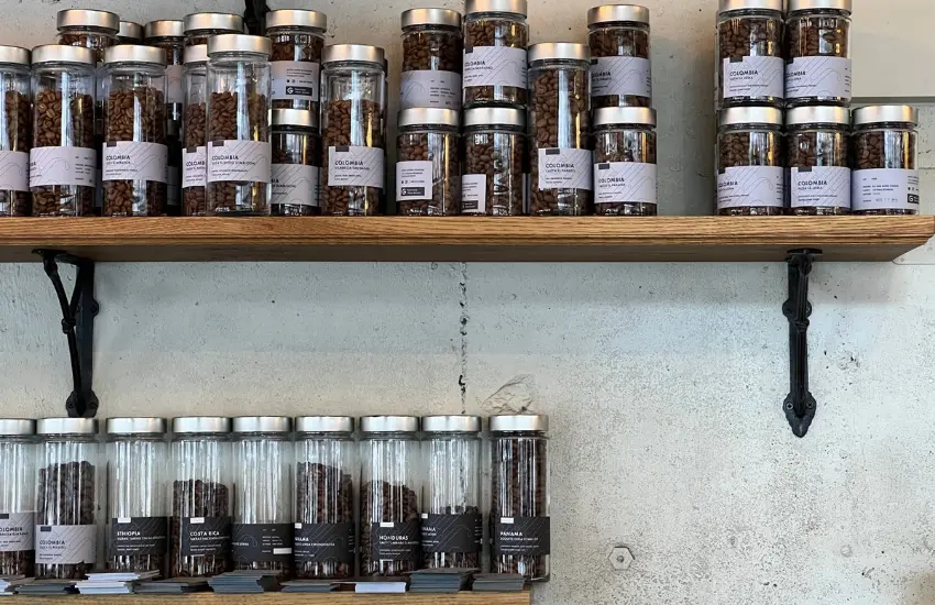 ▲GLITCH 的咖啡以單一產區為主，強調果韻與風土差異，並以「傳達咖啡豆的產地個性」作為核心主張。