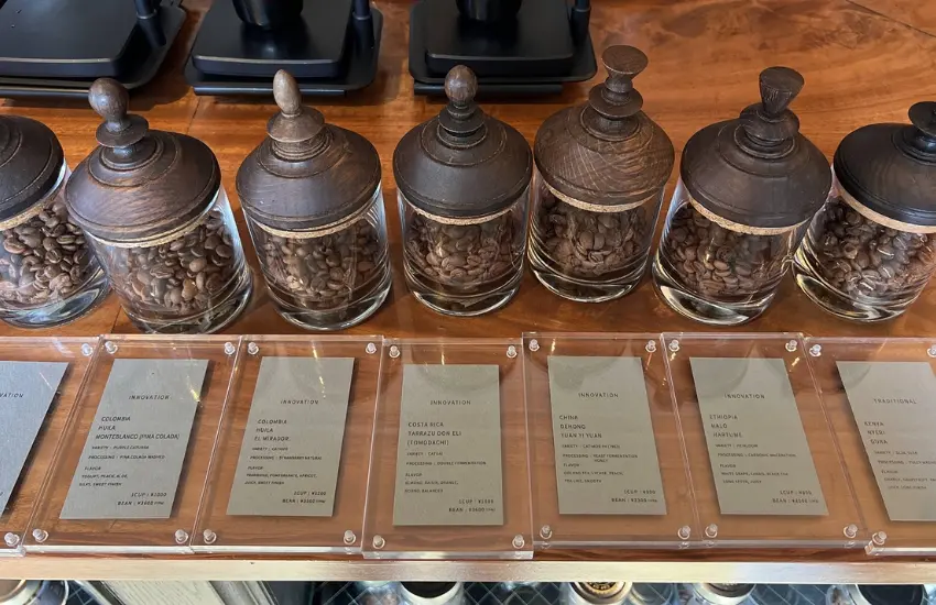 ▲每支豆子通常都會搭配一張豆卡，清楚標示咖啡豆的產地、品種、海拔、處理法、風味描述。