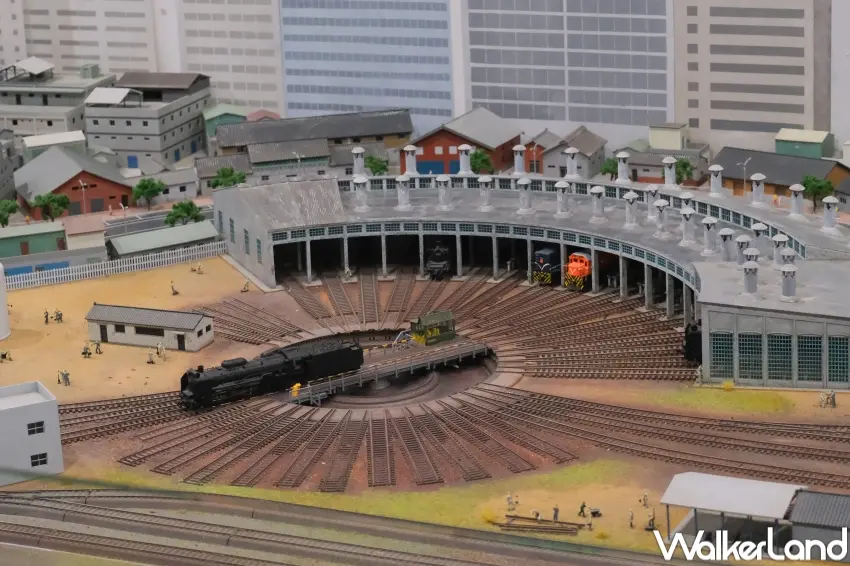 ▲國立臺灣博物館鐵道部園區動態模型展演，小火車於迷你場景中行駛（攝影：張人尹）