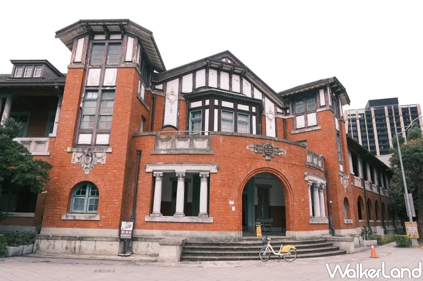 ▲國立臺灣博物館鐵道部園區鐵道部廳舍雙塔樓與圓弧立面設計（攝影：張人尹）