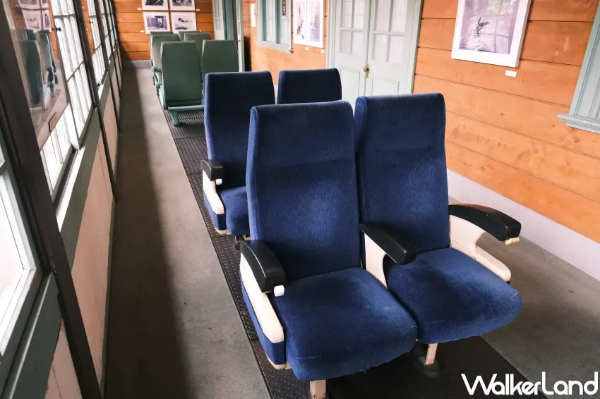 ▲國立臺灣博物館鐵道部園區長廊展示不同年代火車座椅（攝影：張人尹）