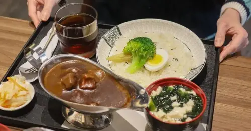 新竹巨城隱藏版美食！慶咖哩20年傳承日式秘方，必吃牽絲藍帶豬排。