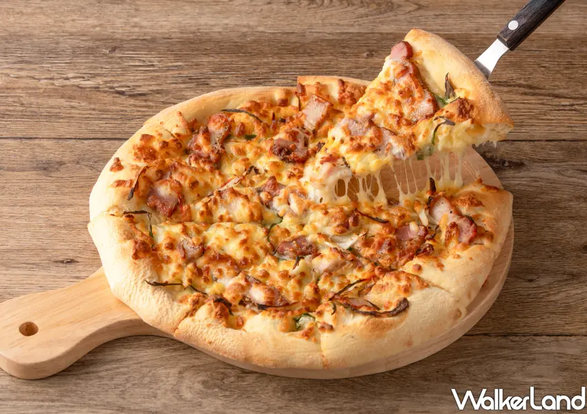 ▲「客家鹹豬肉披薩」創意料理,濃郁起司牽絲包裹著鹹香客家豬肉,充滿驚艷的味覺層次。