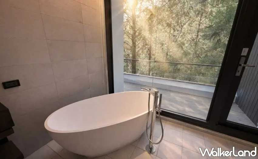 ▲每間客房皆設有獨立式浴缸,泡湯之際即可將森林生態盡收眼底。 圖/阿里山賓館提供;窩客島整理