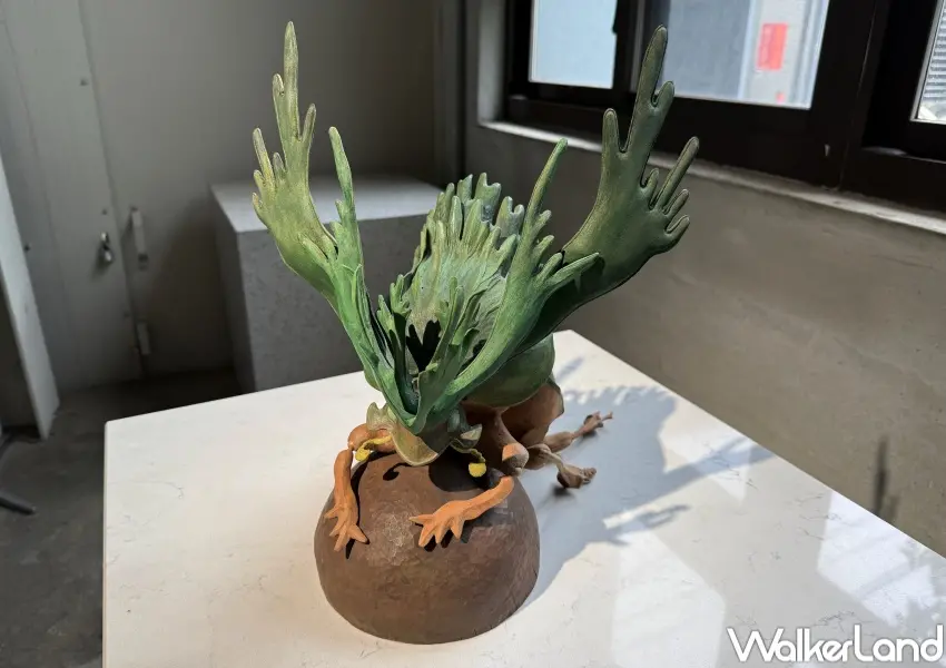▲台北內湖免費展覽「安棲之所」展出擬態成植物的昆蟲木雕，至3/14免費開放參觀。(攝影：鄭亦庭)