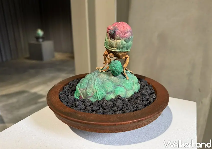 ▲內湖展覽免費參觀！木雕作品保留原木原始生長痕跡，讓每一件昆蟲擬態創作都充滿大自然的生命記憶。(攝影：鄭亦庭)