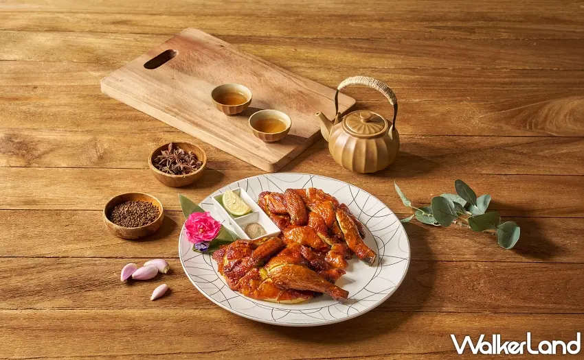 ▲最招牌「紅樓蒜香脆皮雞」用蒜頭與醃料醃製24小時，出餐前再以高溫熱油反覆澆淋至熟成，吃起來外皮酥脆、肉質多汁且濃郁噴香。圖／瀚寓酒店提供；窩客島整理