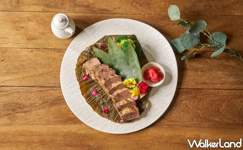 ▲「荷香慢燉美國牛肋骨」以荷葉嚴實包裹牛肋骨慢燉入味，切塊上桌再淋滷汁提香，滷味與荷葉芬芳交織，肉質軟嫩且帶有筋膜嚼勁。圖／瀚寓酒店提供；窩客島整理