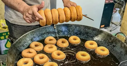 花蓮玉里必買銅板美食！一週只賣4天，橋頭臭豆腐旁酥脆麻糬甜甜圈。