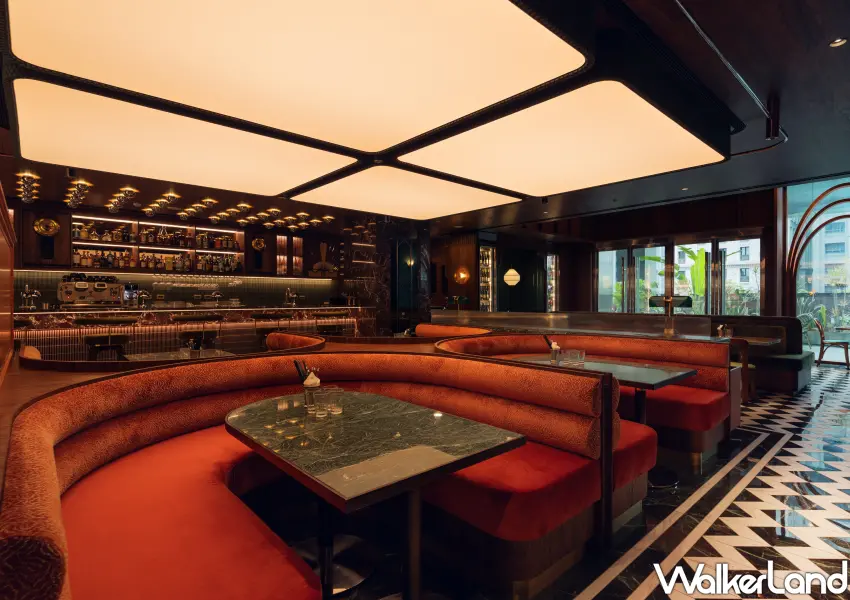 ▲在大理石桌與紅色環狀沙發區,享受心潮飯店獨有的時髦聚會氛圍。