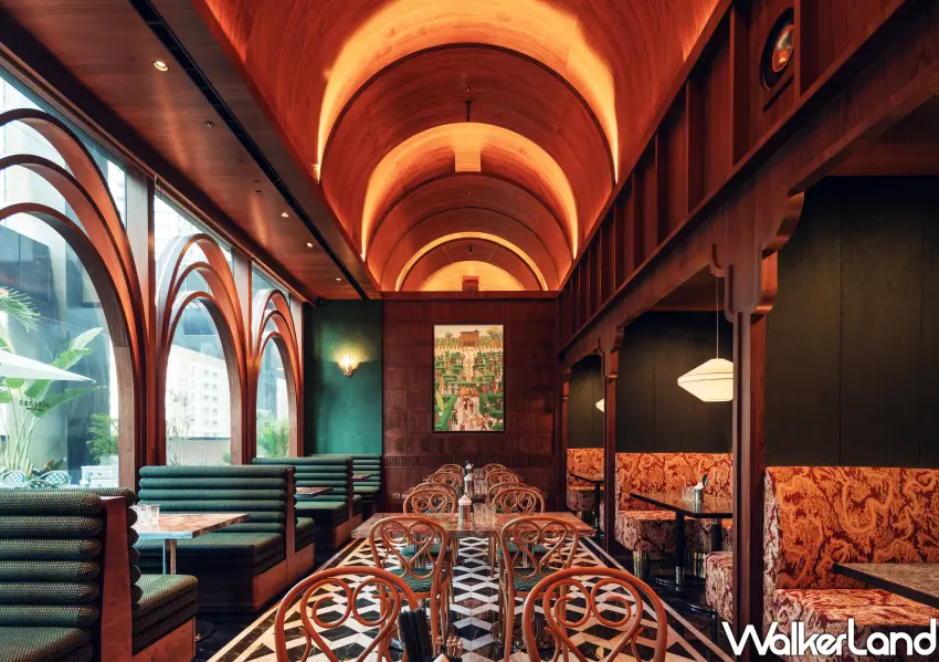 ▲走入挑高木質拱頂廊道,感受心潮飯店台中店量身打造的歐式莊園美學。