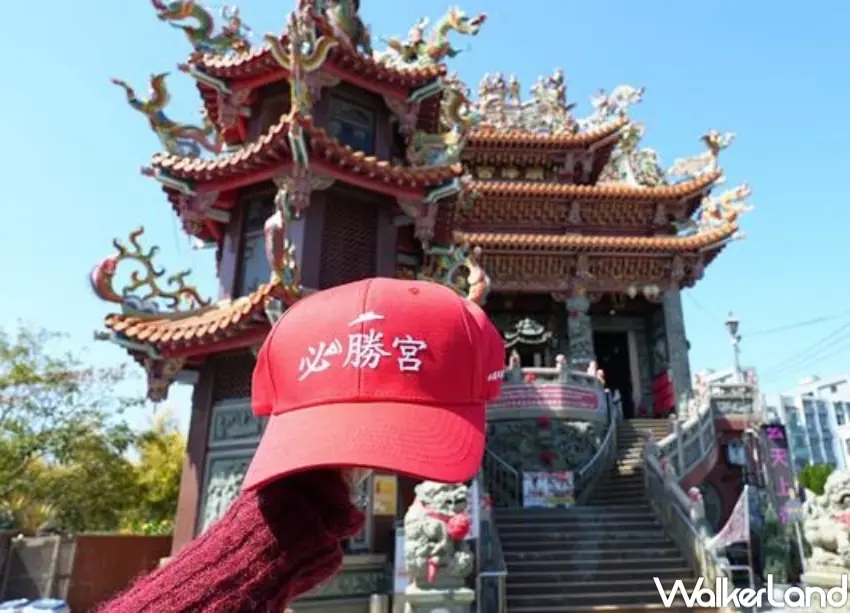 ▲必勝客打造必勝宮帽並赴順澤宮過爐火加持,象徵替中華隊祈求勝利。