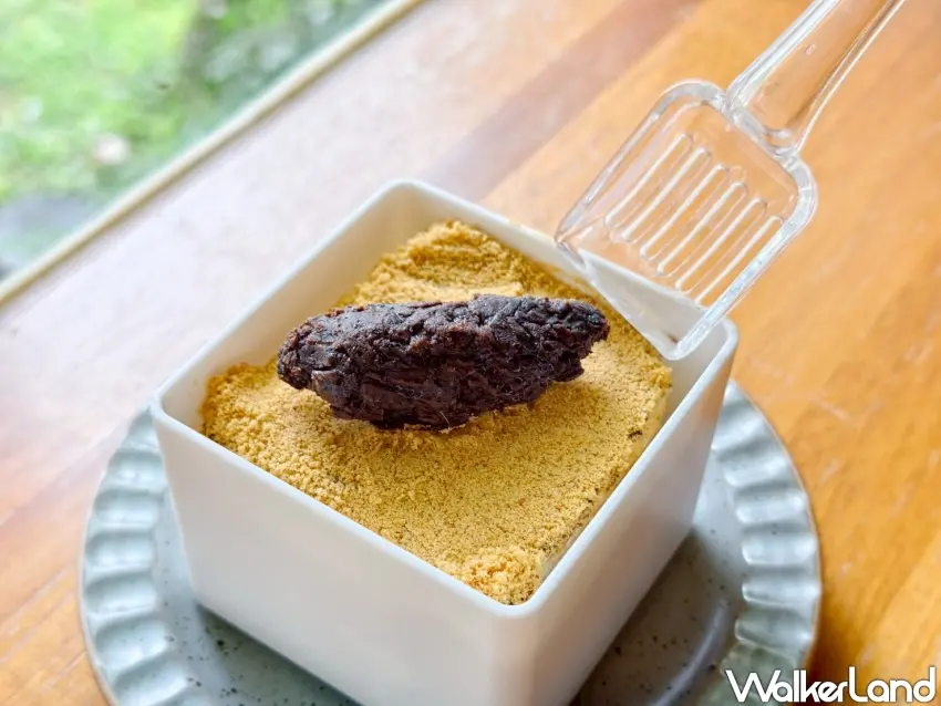 ▲「貓砂蛋糕」以巧克力製作擬真貓屎造型，搭配特製鏟子造型餐具，讓貓奴無不會心一笑。（攝影：楊婷雅）