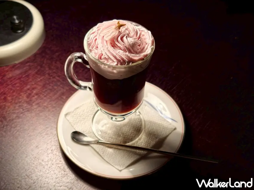 ▲「櫻花維也納」為「菸花Op.118.2」春季限定特調。（攝影：楊婷雅）