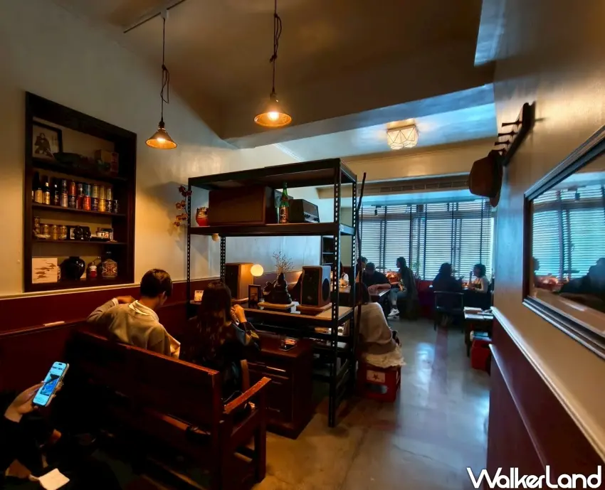 ▲二樓以檯燈搭配百葉窗灑落的柔和自然光，使老屋歷史感更為鮮明。（攝影：楊婷雅）