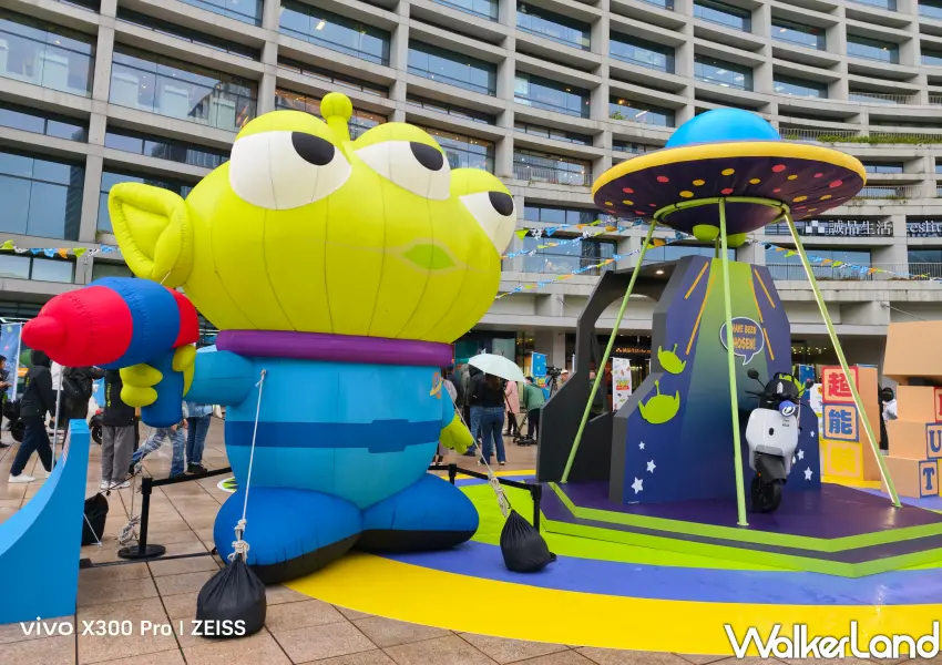 ▲台北松菸「Gogoro 玩樂總動員」快閃登場，4米5巨型三眼怪氣偶與飛碟展區吸引親子打卡。(攝影：鄭雅之)