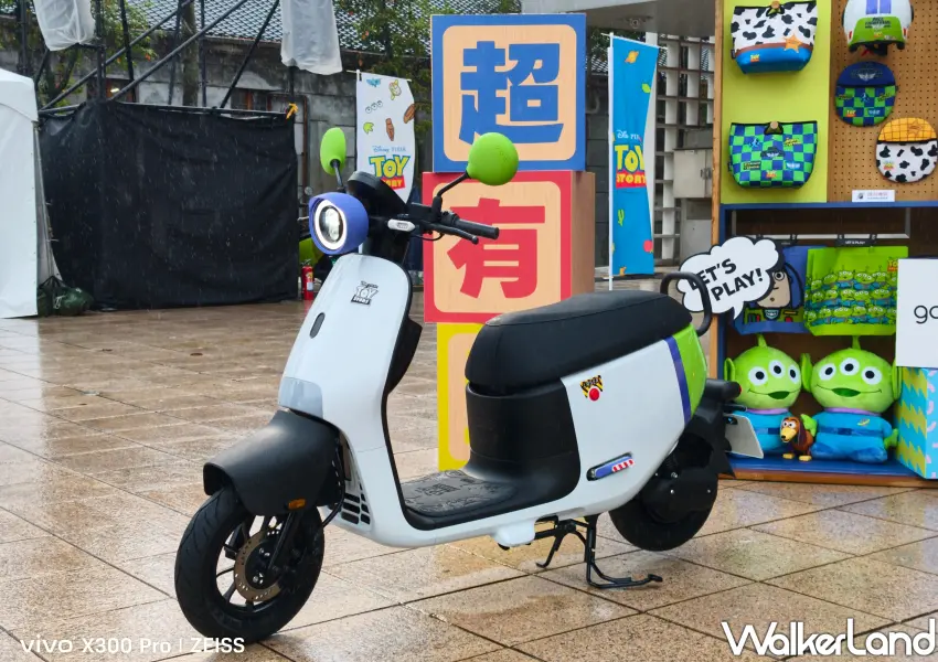 ▲全台首發聯名機車！Gogoro EZZY 500 玩具總動員系列結合輕盈車身與省力功能，完美滿足親子移動需求。(攝影：鄭雅之)