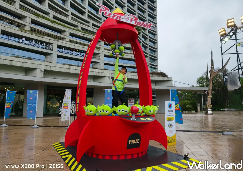 ▲超吸睛真人版夾娃娃機！挑戰「拯救三眼怪」彈跳裝置，救出受困火箭的三眼怪即可領取闖關好禮。(攝影：鄭雅之)