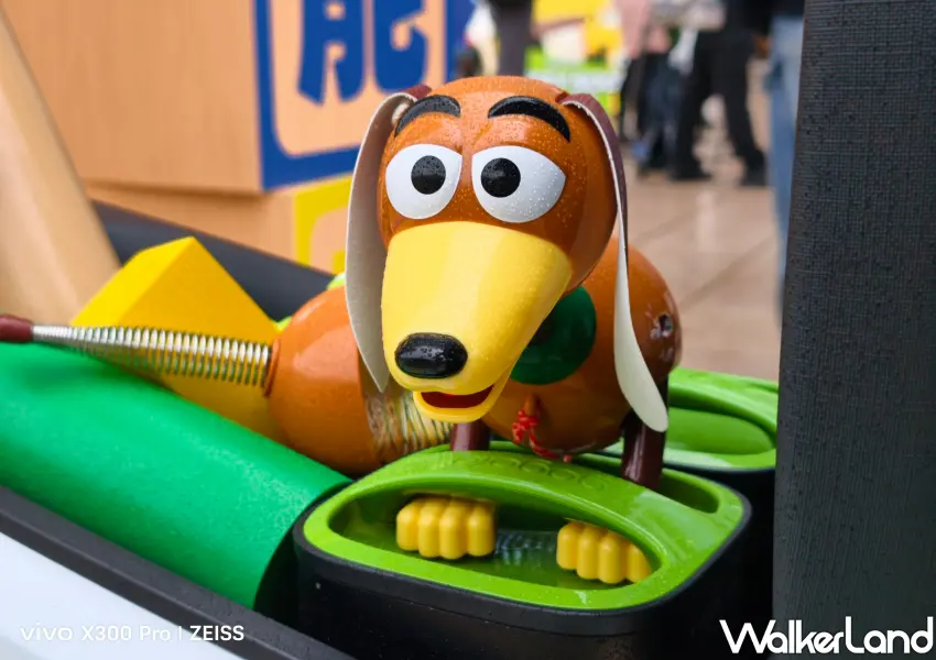 ▲車廂藏驚喜！「玩具大搜索」任務邀請粉絲在 Gogoro EZZY 500 置物空間尋找超萌彈簧狗，互動趣味滿分。(攝影：鄭雅之)