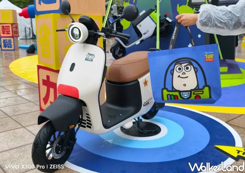 ▲現場完成指定闖關，就能免費獲得巴斯光年購物提袋。(攝影：鄭雅之)