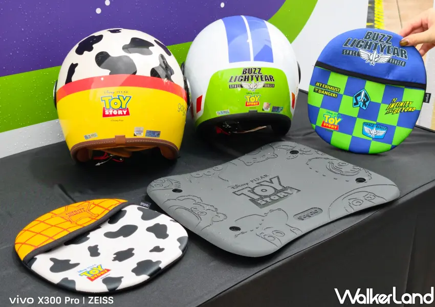 ▲1元加購夢幻配件大禮包！造型安全帽、防滑踏墊與巧納袋一次蒐羅，滿滿《玩具總動員》細節讓騎士心動不已。(攝影：鄭雅之)