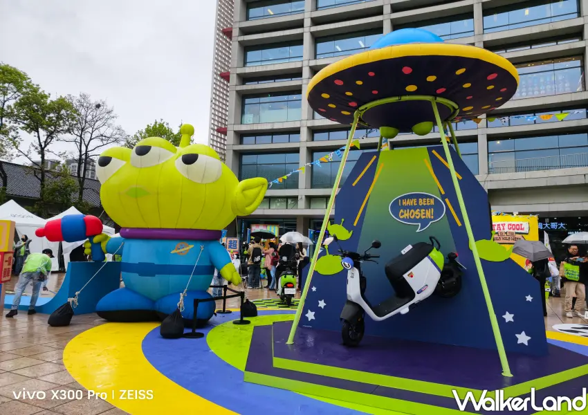 ▲三眼怪降落松菸文創！「飛碟主展區」展示全新 Gogoro EZZY 500 玩具總動員系列，神還原皮克斯電影氛圍。(攝影：鄭雅之)