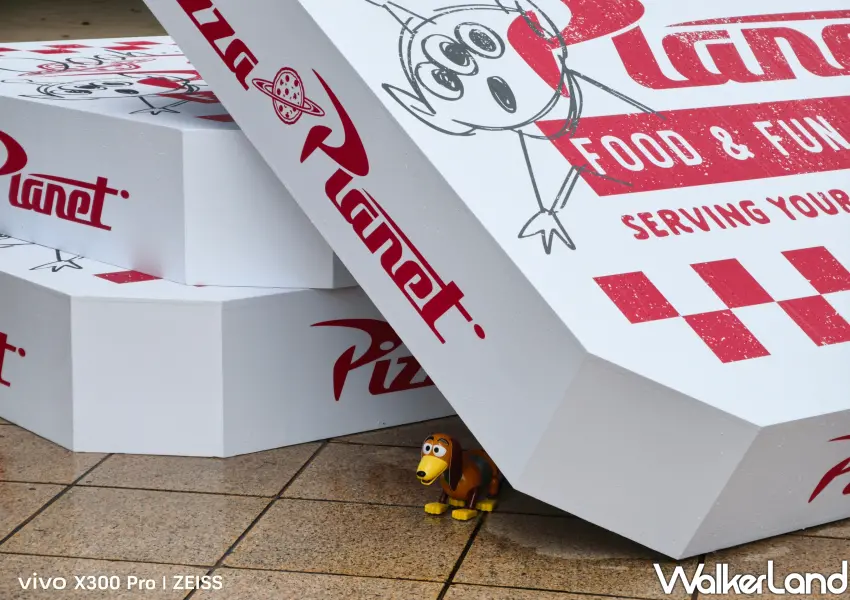 ▲神還原電影細節！巨型比薩星球（Pizza Planet）盒與神出鬼沒的彈簧狗，處處藏有讓影迷尖叫的彩蛋。(攝影：鄭雅之)