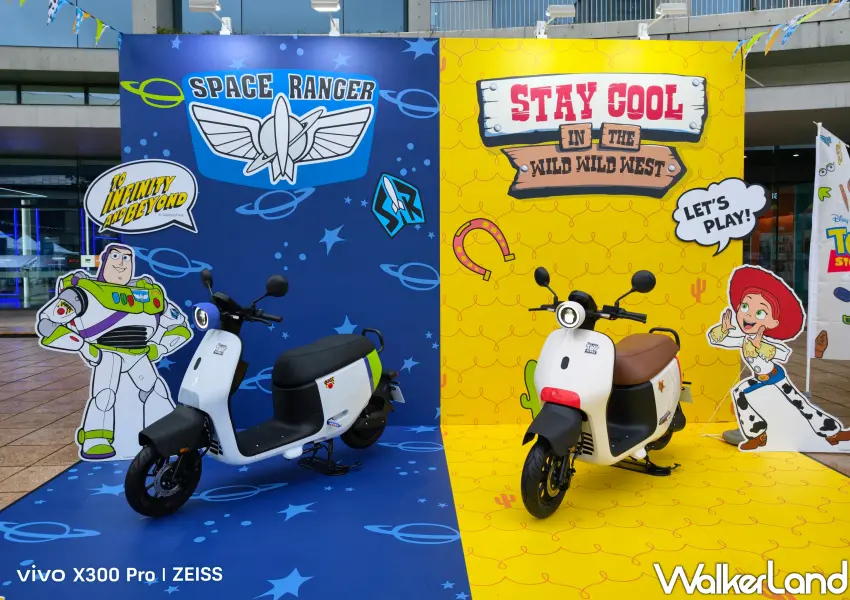 ▲兩大主角同場現身！巴斯光年「浩瀚宇宙號」與翠絲「歡樂牛仔號」登場，車身飾徽細節驚艷全場。（攝影：鄭雅之）