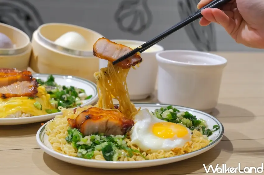 ▲心開冰室Happppppy Café銷魂蜜汁叉燒雙拼慢烤呈現琥珀光澤與軟嫩口感（攝影：張人尹）