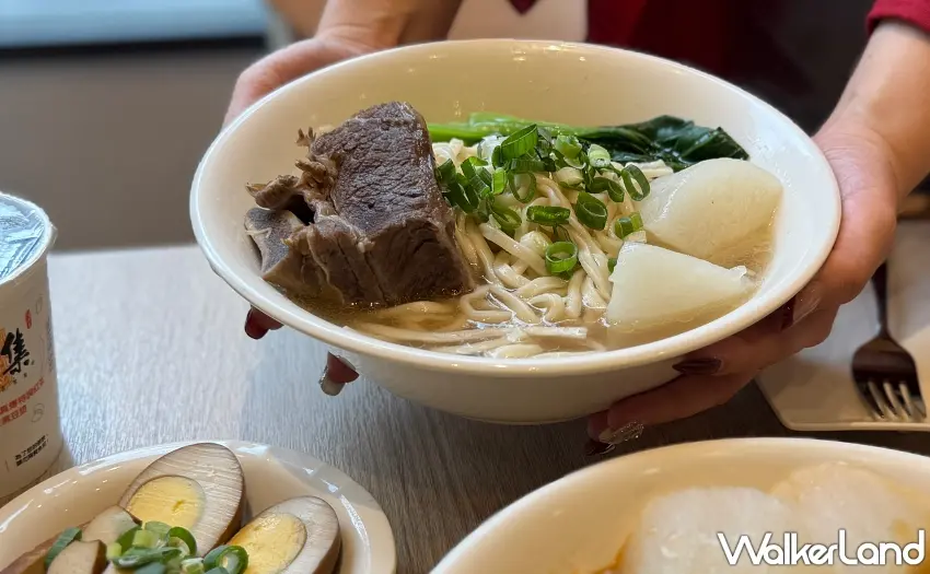 ▲八方雲集推出「美國帶骨牛小排麵」，搭配濃郁湯頭與Q彈麵條，展現全新食感。圖／八方雲集提供；窩客島整理