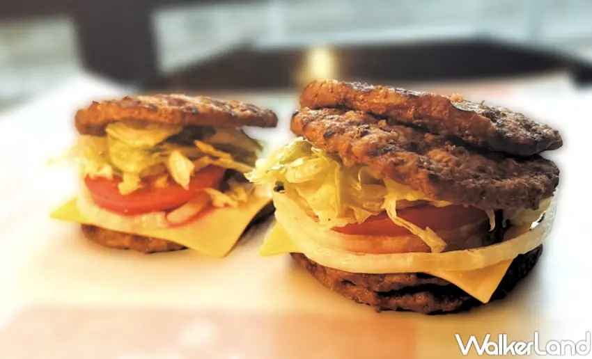 ▲「無麵包小肉霸餐」限時登場,雙層139元、四層189元,搭薯條飲料嗑肉爽快。