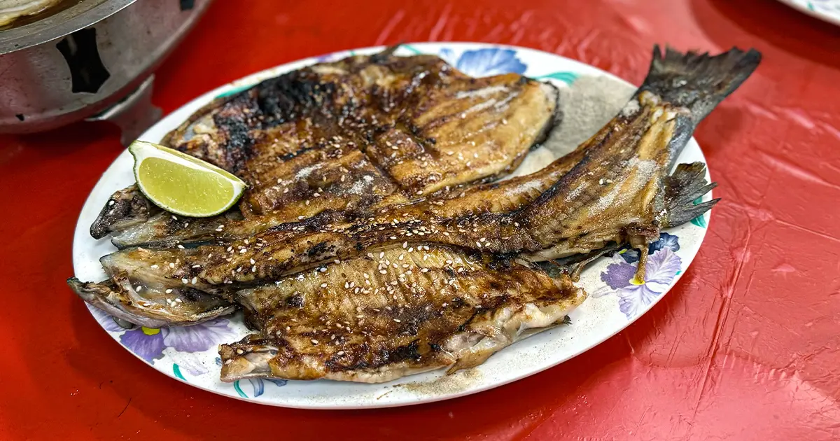 宜蘭海鮮餐廳推薦！牛鬥鱒魚餐廳 釣魚現煮超好玩，炭烤、紅燒鱒魚必吃。