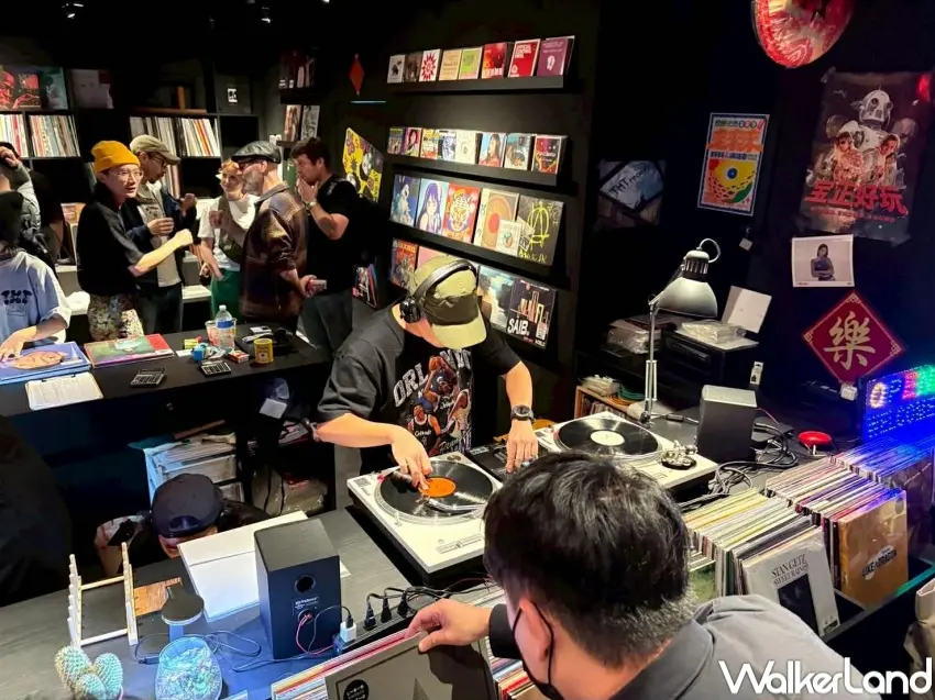 ▲DJ現場表演、蟲膠留聲機播放78轉唱片,打造復古派對氛圍。