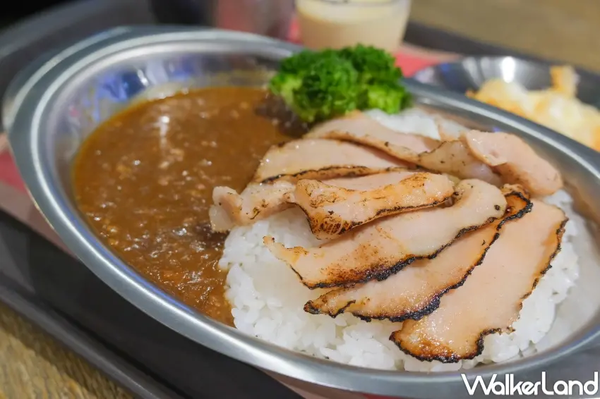 ▲粉絲在中山站新光南西店可一次享受咖哩、餃子與冬季甜點多元美食選擇。（攝影：張人尹）