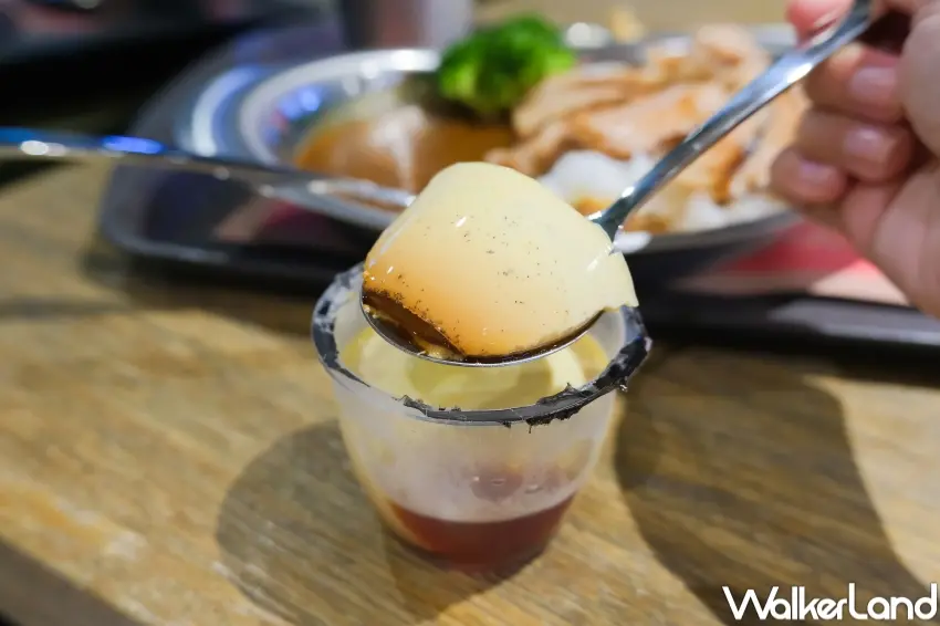 ▲朱雀咖哩超人氣焦糖布丁綿密香濃，還能吃到香草籽，完整呈現新分店特色甜點。（攝影：張人尹）