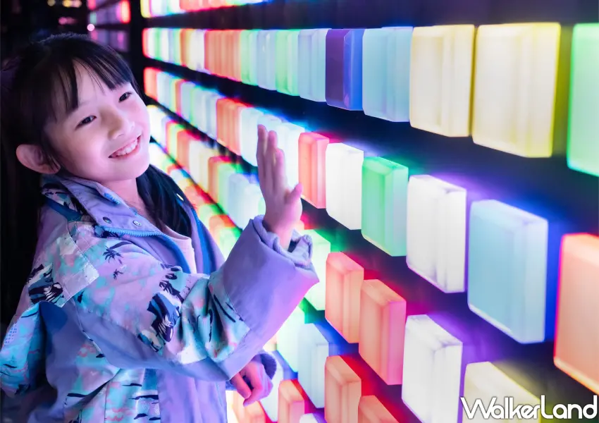 ▲繽紛的互動感應燈牆，讓新莊中港大排光雕秀不僅好拍更增添了趣味的互動體驗。