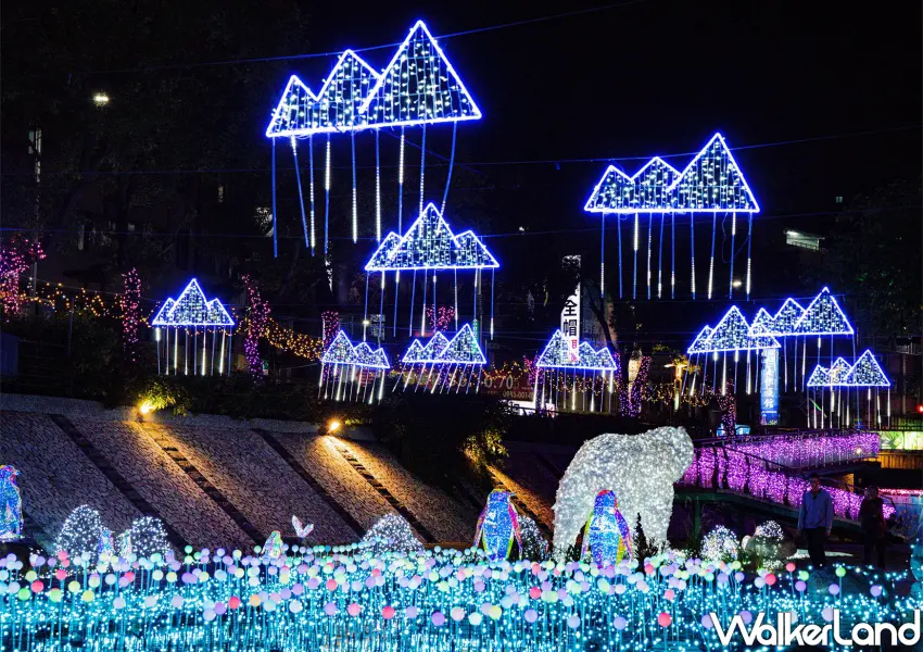 ▲抬頭滿是璀璨冰山燈飾，新莊中港大排光雕秀將河廊上方打造為華麗的極地星空。